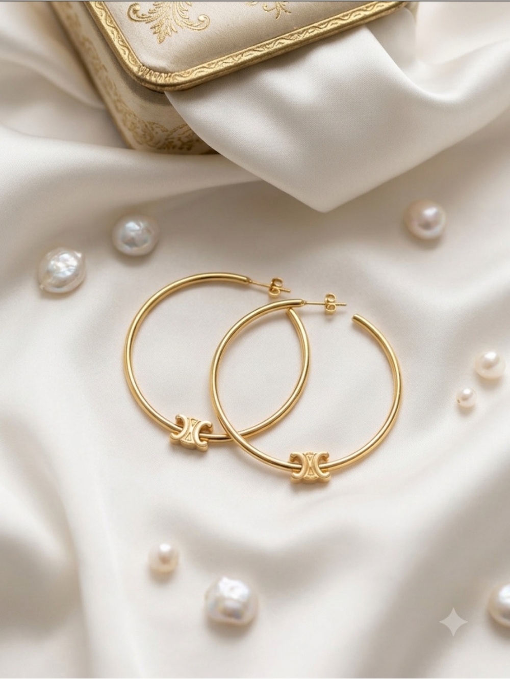 Fashion Jewelry Gold Hoop Earrings with Decorative Emblem